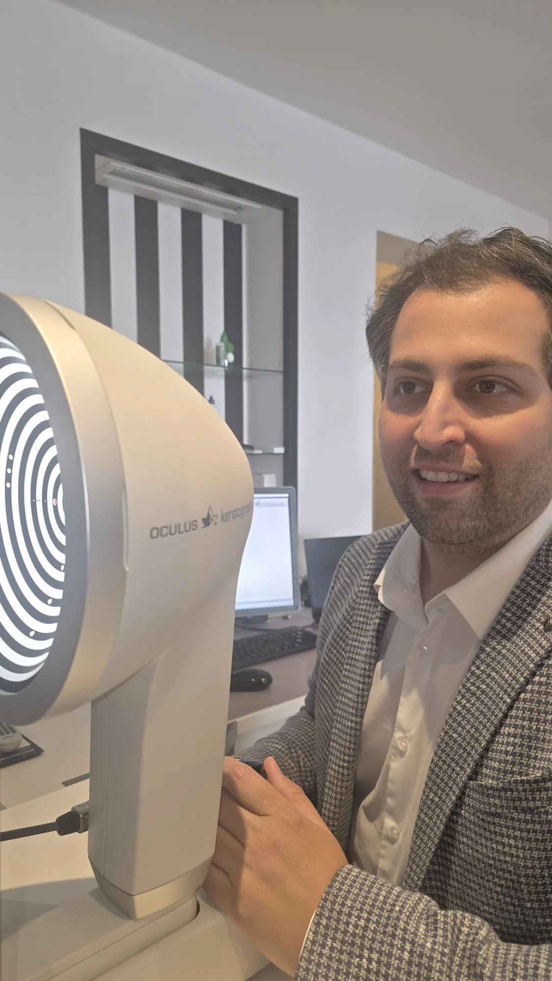 Marten Dawood am Oculus Keratograph 5M — Originalaufnahme