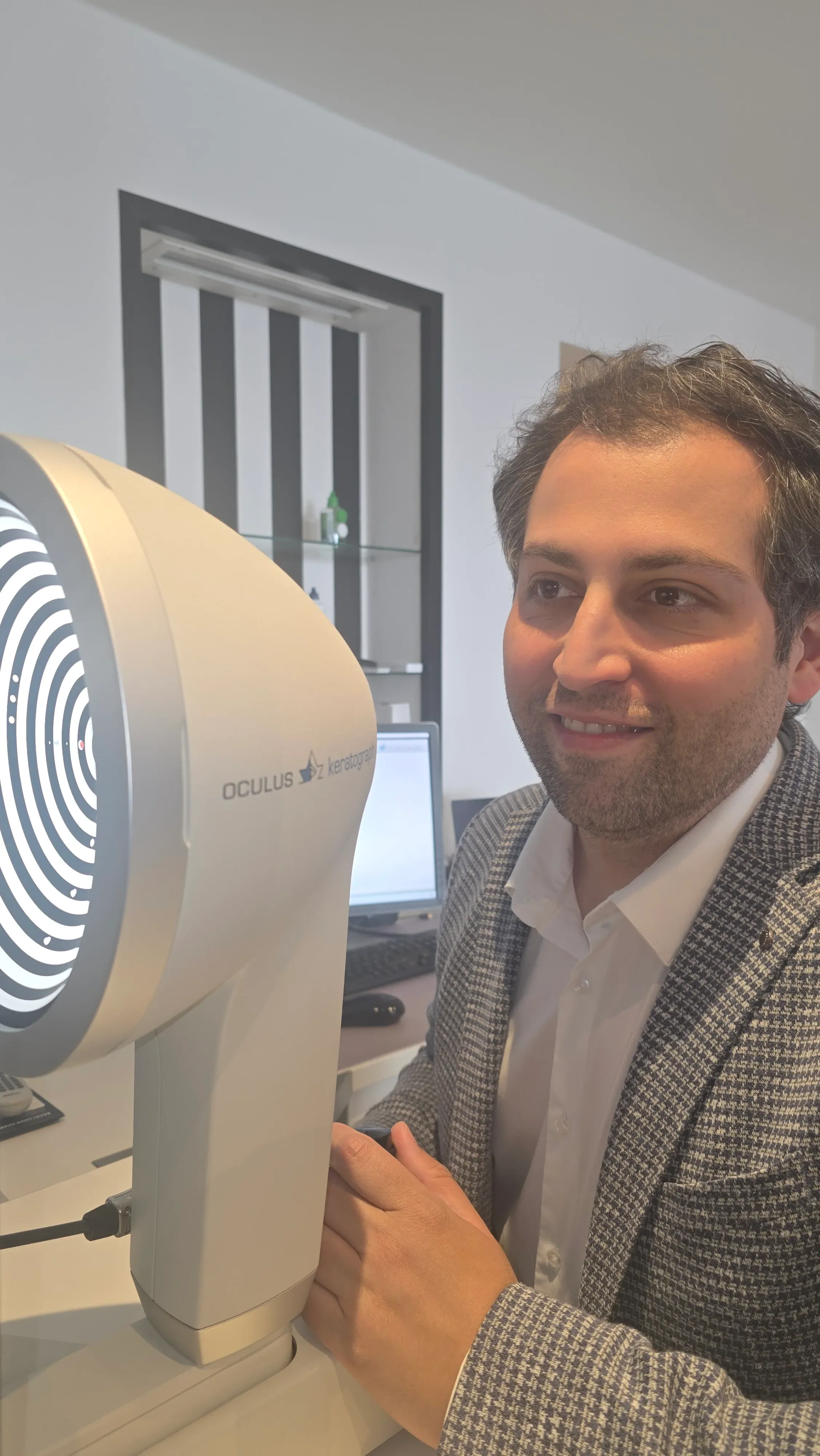 Marten Dawood am Oculus Keratograph 5M — Atelier Dawood